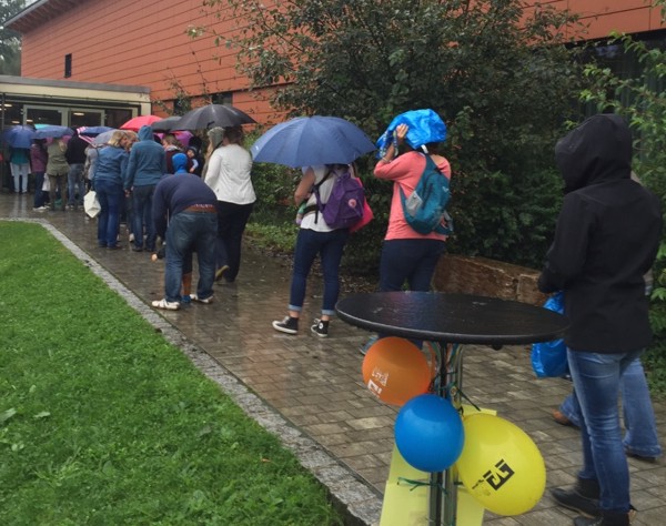 Besucher Kinderwarenbasar Isen