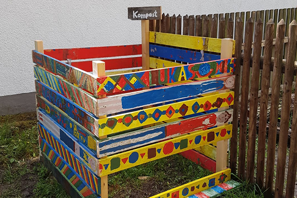 Spende der VR-Bank Erding eG für den Schulgarten Ottenhofen